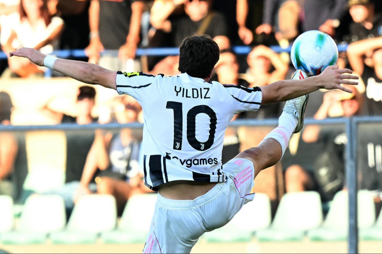 Juventus' Turkish forward Kenan Yildiz controls the ball during the Italian Serie A football match between Hellas Verona and Juventus at the Marcantonio Bentegodi stadium in Verona, Italy, Sept. 20, 2025. (AFP Photo)