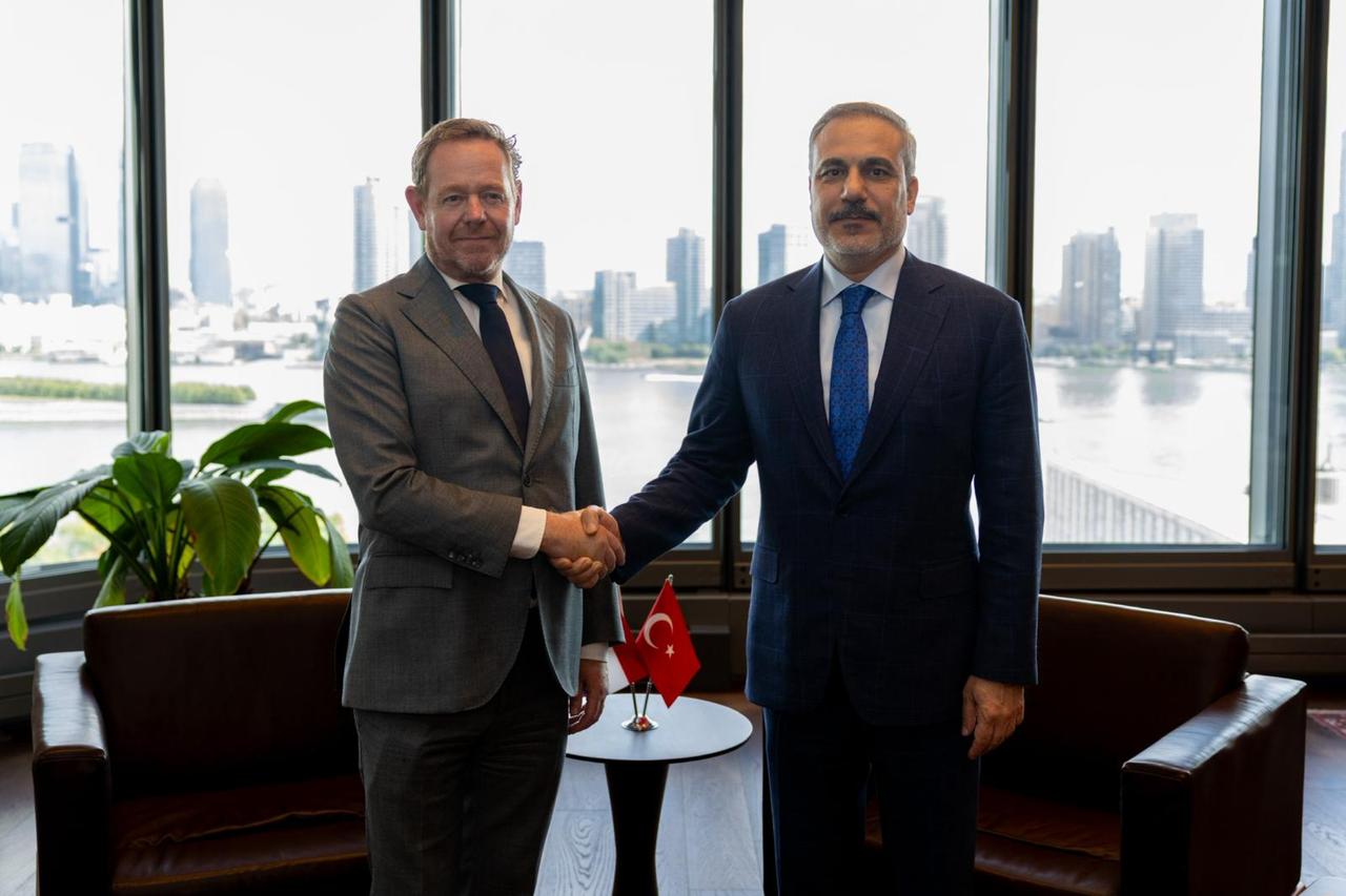 Foreign Minister Hakan Fidan (R) meets with Dutch Foreign Minister David van Weel (L) as part of the 80th United Nations General Assembly (UNGA) in New York, United States, on Sep. 24, 2025. (AA Photo)