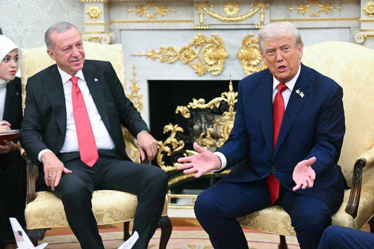 US President Donald Trump meets with President Recep Tayyip Erdogan in the Oval Office of the White House in Washington, DC, United States, Sept. 25, 2025. (AFP Photo)