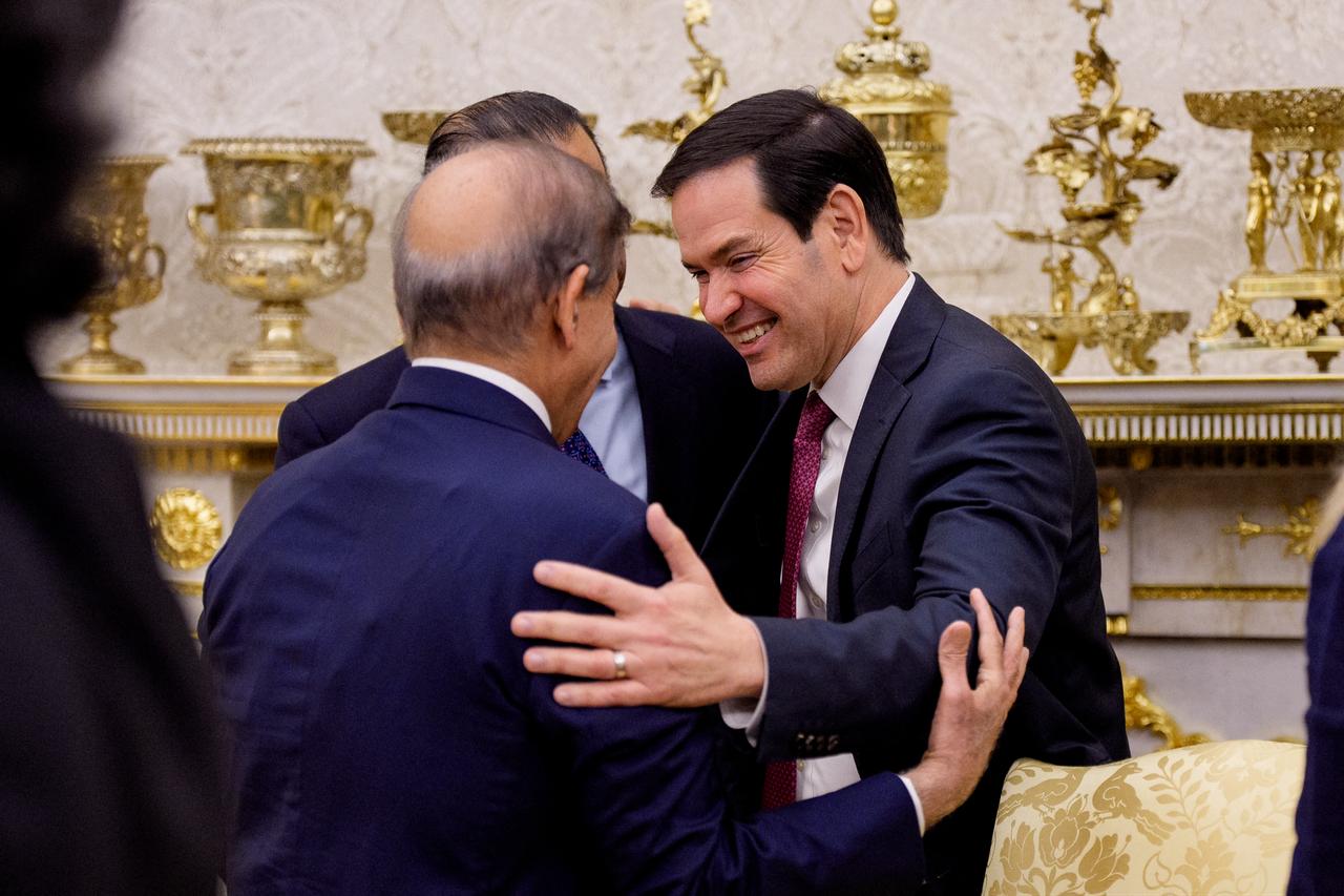 ABD Başkanı Donald Trump, 25 Eylül 2025 tarihinde Washington DC'deki Beyaz Saray'daki Oval Ofis'teki gazetecilere konuşurken ABD Dışişleri Bakanı Marco Rubio (R) Pakistan Başbakanı Shehbaz Sharif'i (L) selamlıyor.