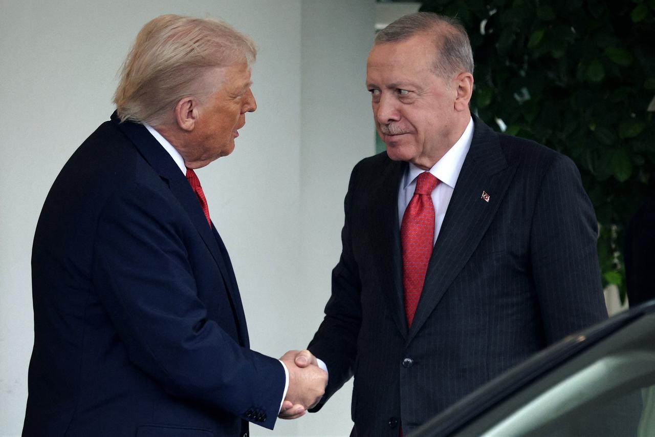 U.S. President Donald Trump greets President Recep Tayyip Erdogan outside the West Wing as he arrives at the White House on September 25, 2025 in Washington, DC. (AFP Photo)