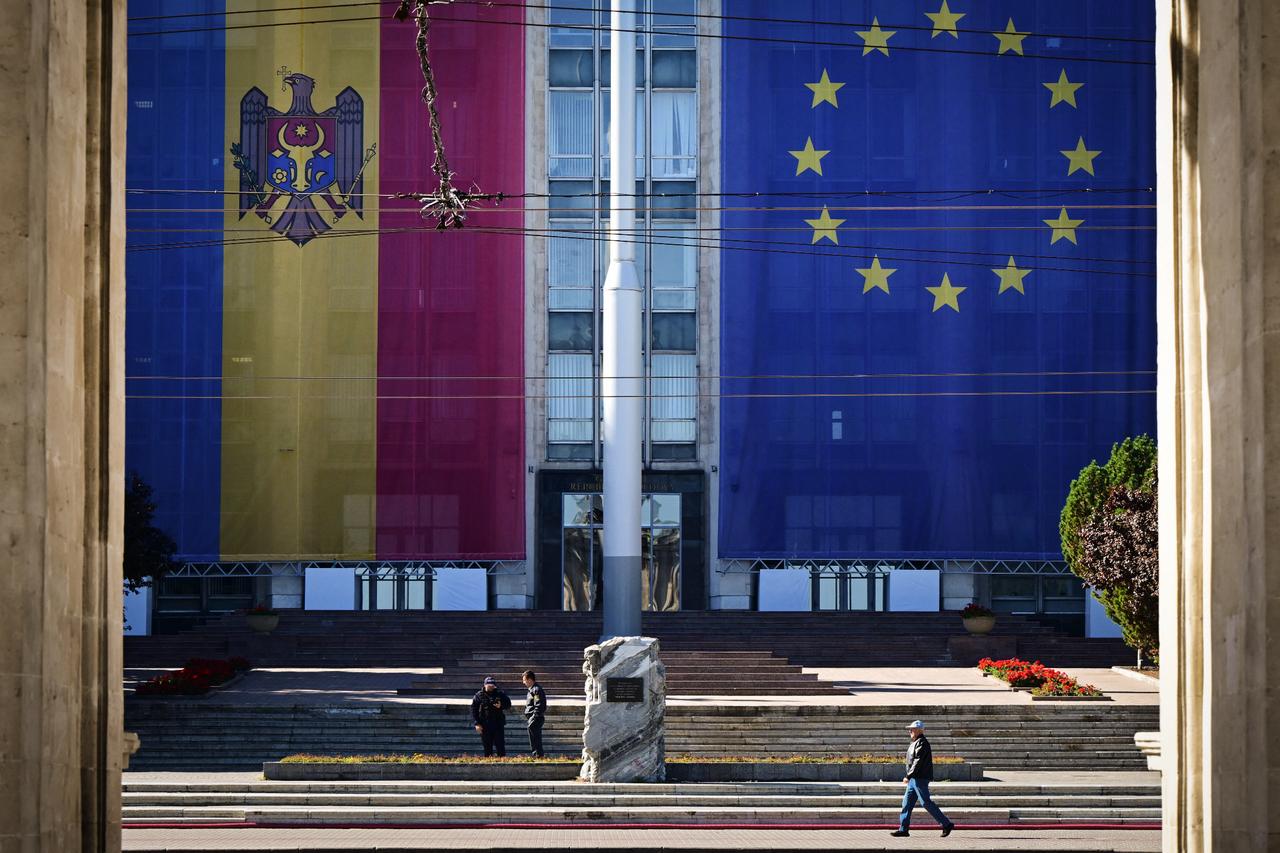 Giant flags of Moldova and EU are seen on the Government buildings in Chisinau Sep. 26, 2025. (AFP Photo)