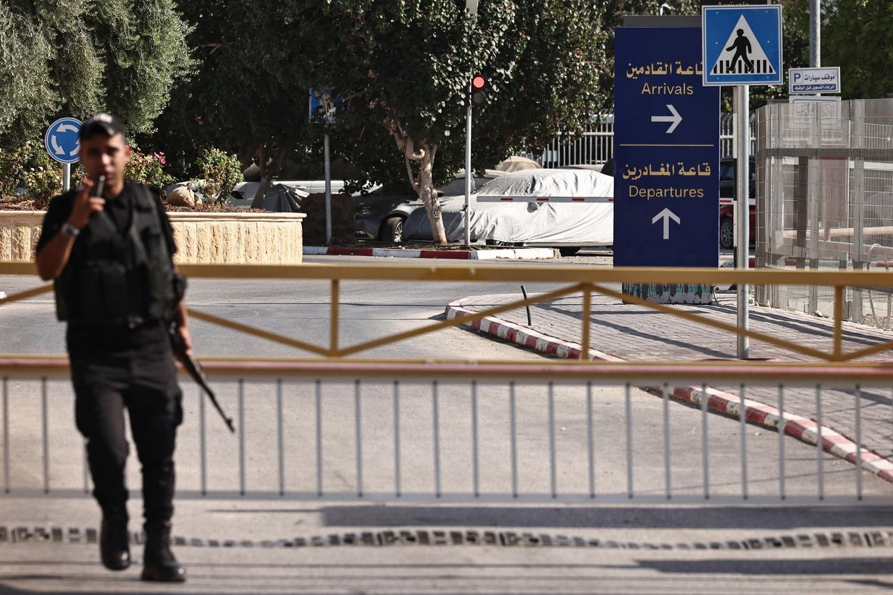A Palestinian security officer stands guard on the Palestinian side of the King Hussein (Allenby) bridge, the main border crossing between the Israel-occupied West Bank and Jordan, September 24, 2025. (AFP Photo)