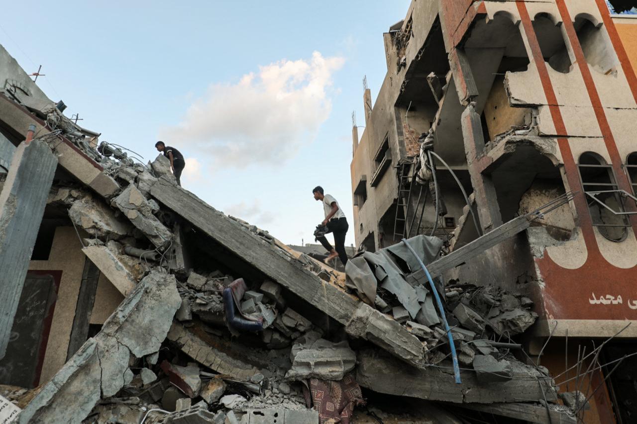 Palestinians check the rubble of a building hit by an Israeli strike in the Nuseirat refugee camp in the central Gaza Strip, September 25, 2025. (AFP Photo)