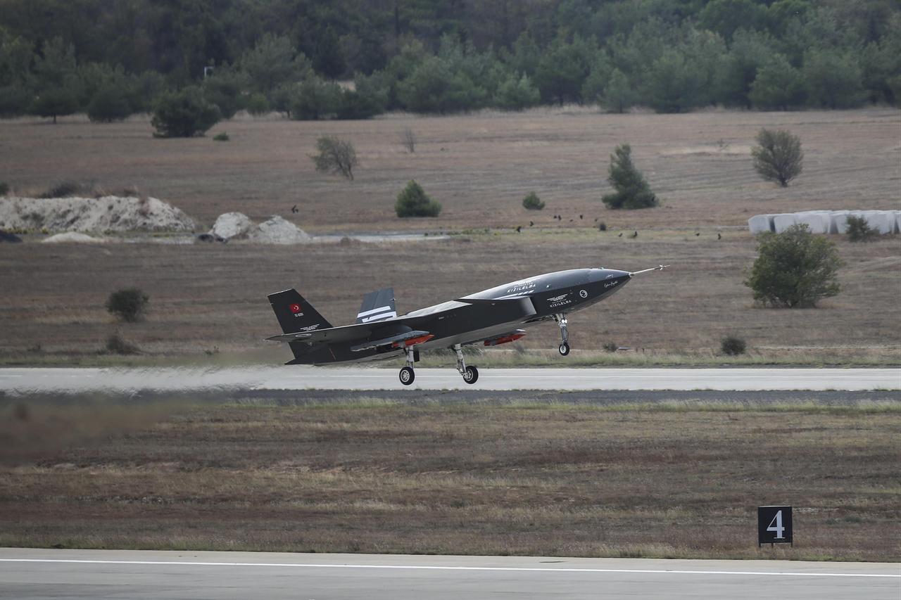 Bayraktar Kizilelma successfully conducts its first captive flight test with Aselsan's advanced TOLUN munition in Türkiye on September 26, 2025. (Photo via Baykar)