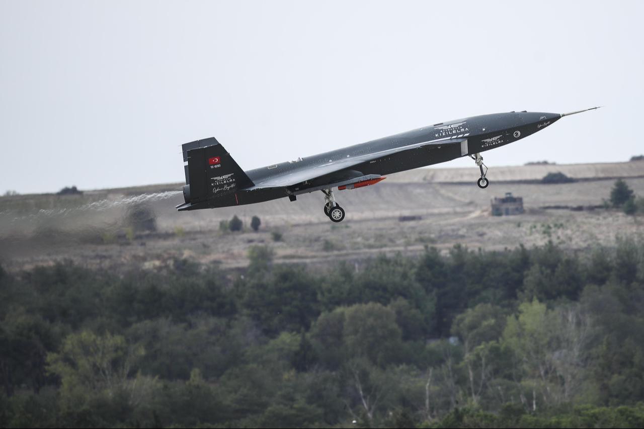 Bayraktar Kizilelma successfully conducts its first captive flight test with Aselsan's advanced TOLUN munition in Türkiye on September 26, 2025. (Photo via Baykar)