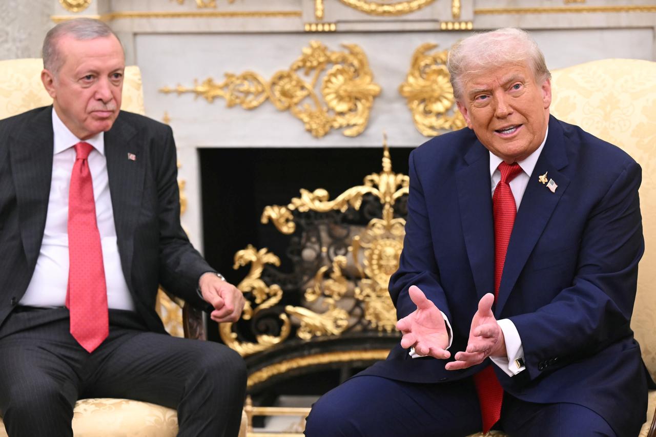 ABD Başkanı Trump, 25 Eylül 2025'te Washington, DC'deki Beyaz Saray'ın Oval Ofisinde Başkan Erdoğan ile buluşurken basına konuşuyor. (AFP fotoğrafı)