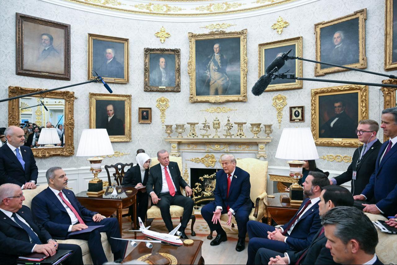 ABD Başkanı Trump, 25 Eylül 2025, Washington, DC'deki Beyaz Saray'ın Oval Ofisinde Başkan Erdoğan ile bir araya geliyor. (AFP fotoğrafı)