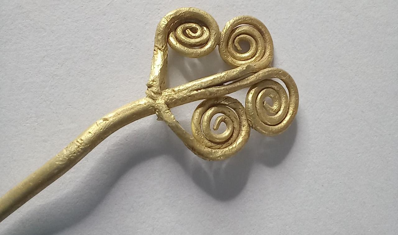 Close-up view of the Early Bronze Age gold brooch from Troy, Sept. 27, 2025. (Photo via Ministry of Culture and Tourism)