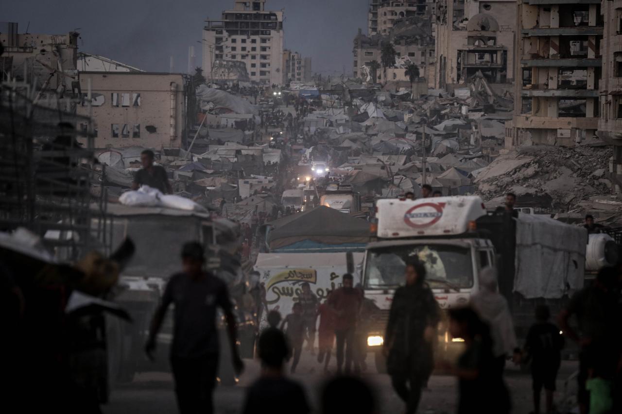 Palestinians, including children, in Gaza city center, where the Israeli army launched ground attacks following airstrikes, are migrating towards the southern regions with whatever belongings they can take with them on, Gaza City, Gaza. Sept. 26, 2025. (AA Photo)
