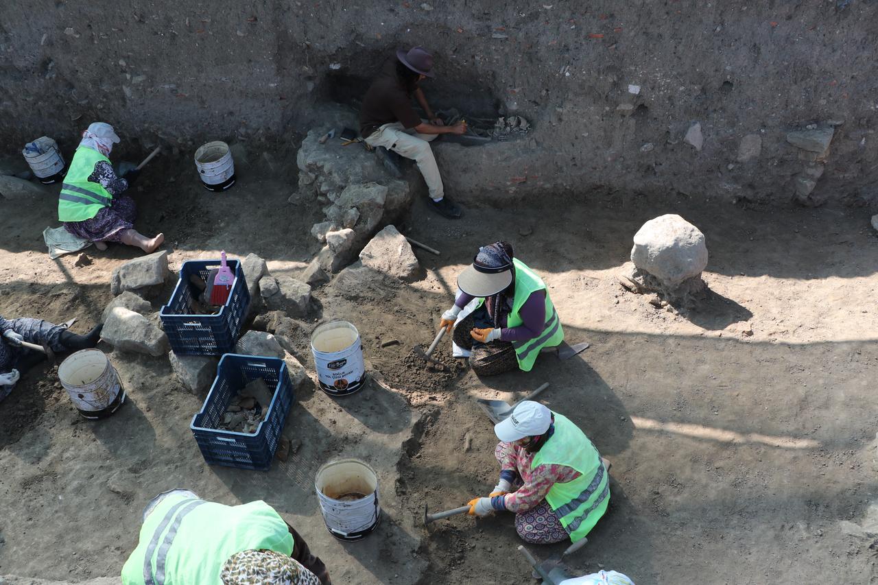 Kazı Ekibi, Tekirdag, Türkiye, 27 Eylül 2025'teki Heraion-Teikhos Arkeoloji Sitesinde çalışıyor. (AA Photo)