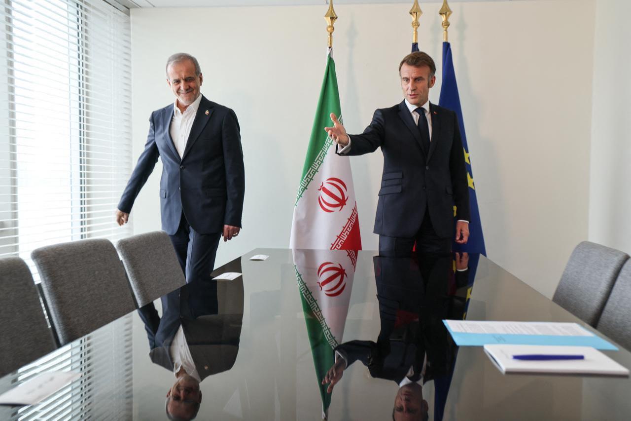 French President Emmanuel Macron (R) and Irans President Masoud Pezeshkian (L) arrive for a bilateral meeting on the sidelines of the United Nations General Assembly at UN headquarters in New York City on Sep. 24, 2025. (AFP Photo)