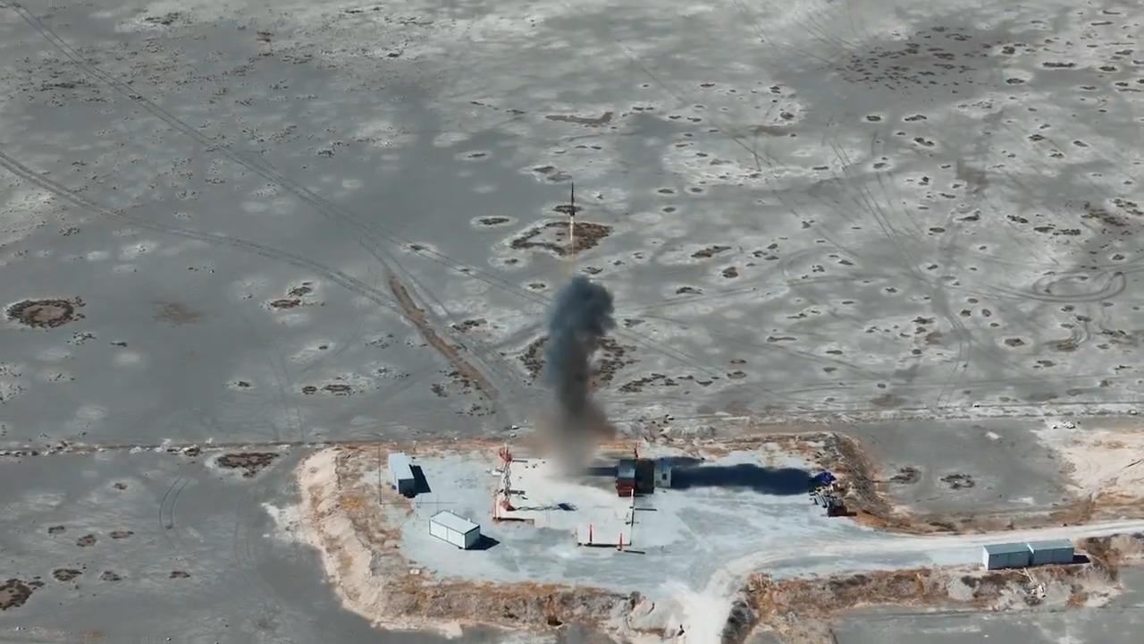 Görüntüler, Midlas dikey fırlatma sisteminden tarihsiz bir zamanda ve yerde başlatılan SIPER-1D uzun menzilli hava savunma füzesinin piyasaya sürüldüğünü gösteriyor. (Roketsan üzerinden fotoğraf)