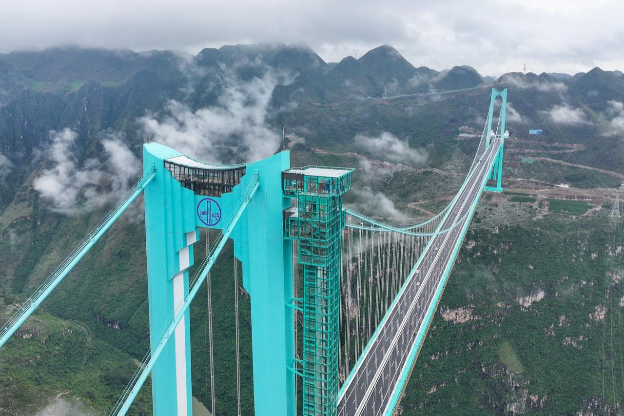 Dünyanın en yüksek Huajiang Büyük Kanyon Köprüsü, Çin'in Güneybatı Guizhou Eyaletinde, 27 Eylül 2025'te görülüyor. (AFP Fotoğrafı)