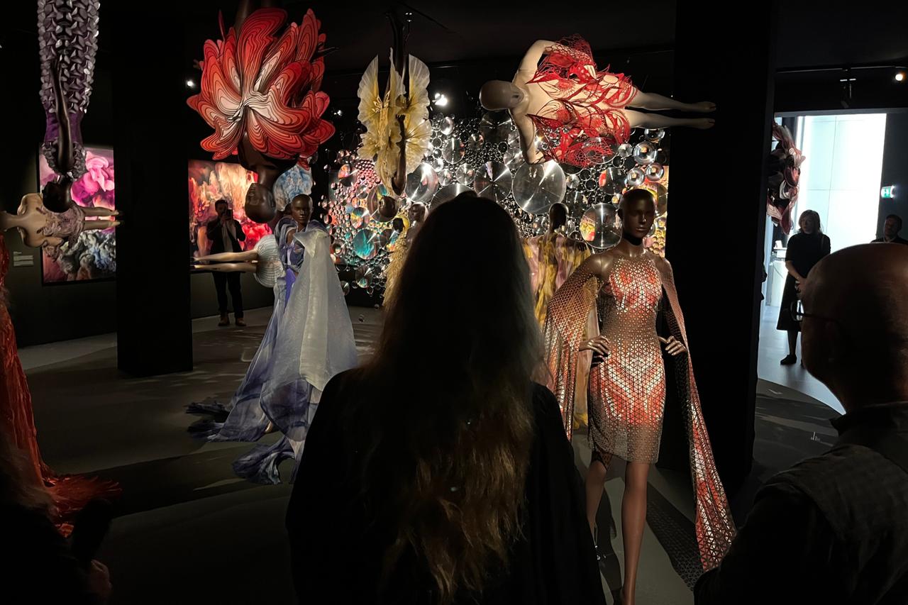 Iris van Herpen leads journalists through one of the immersive rooms of the “Sculpting the Senses” exhibition at Kunsthal Rotterdam, Netherlands, September 26, 2025. (Photo by Selin Hacialioglu/Türkiye Today)