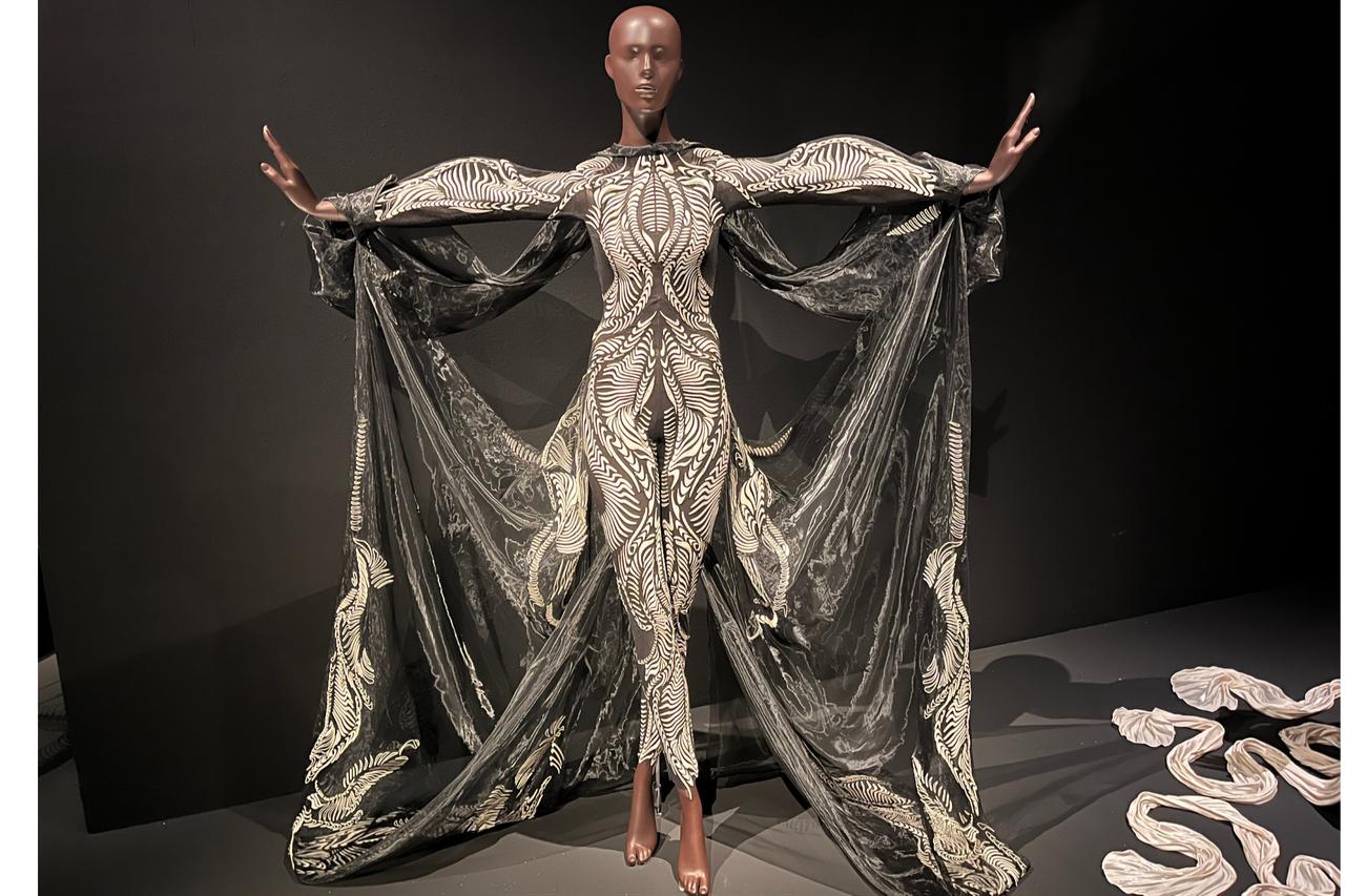 A design by Iris van Herpen displayed at the “Sculpting the Senses” exhibition, Rotterdam, Netherlands, September 26, 2025. (Photo by Selin Hacialioglu/Türkiye Today)
