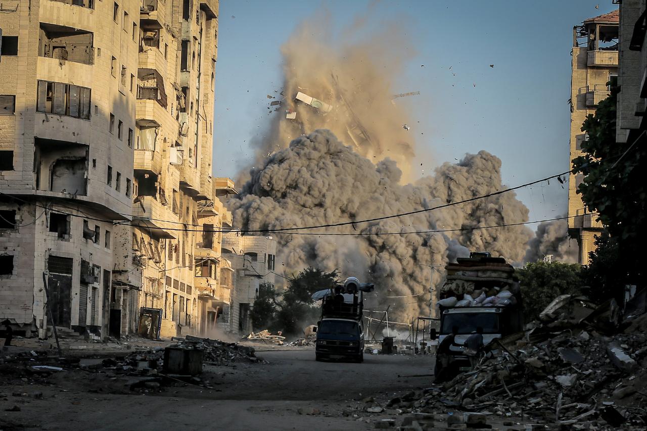 Israeli missiles destroy Mecca Tower sheltering hundreds in Gaza