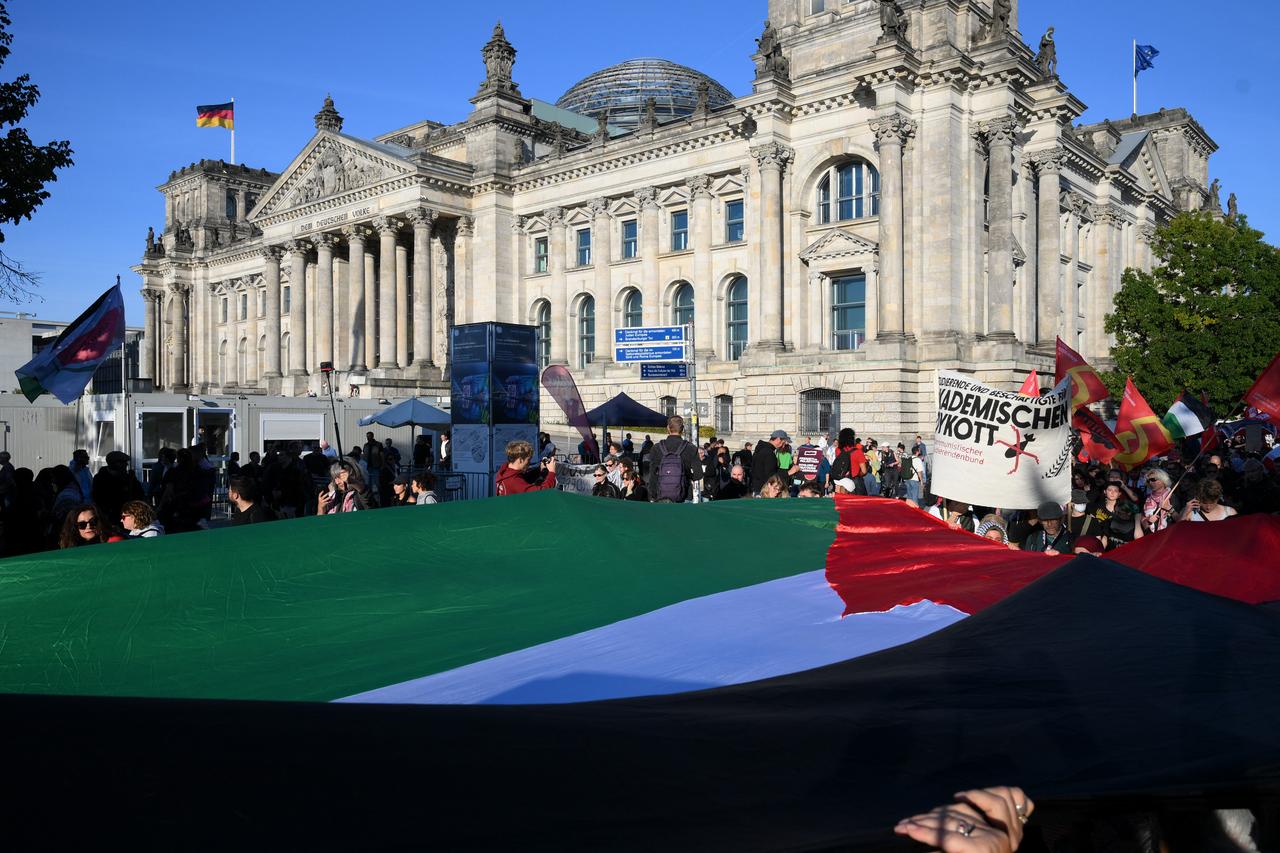 Katılımcılar, 'Kırmızı çizgiyi bizimle çizin: Gazze için Birlikte!' Reichstag Binasının önünde, 27 Eylül 2025'te Berlin'in merkezinde Alman Parlamentosu Federal Meclisi'ni barındıran. (AFP Fotoğrafı)