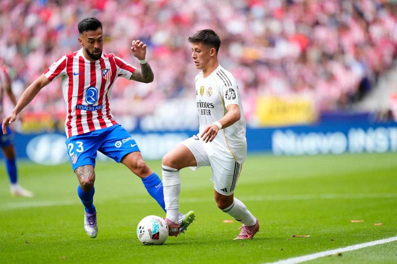 Real Madrid’s Arda Guler (R) challenges Atletico’s Nico Gonzalez during their LaLiga match at Riyadh Air Metropolitano in Madrid, September 27, 2025. (AA Photo)