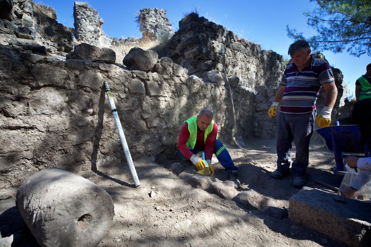 Excavation teams uncover settlement layers around the fortress walls as part of the restoration and research project, Osmaniye, Türkiye, Sept. 28, 2025. (AA Photo)