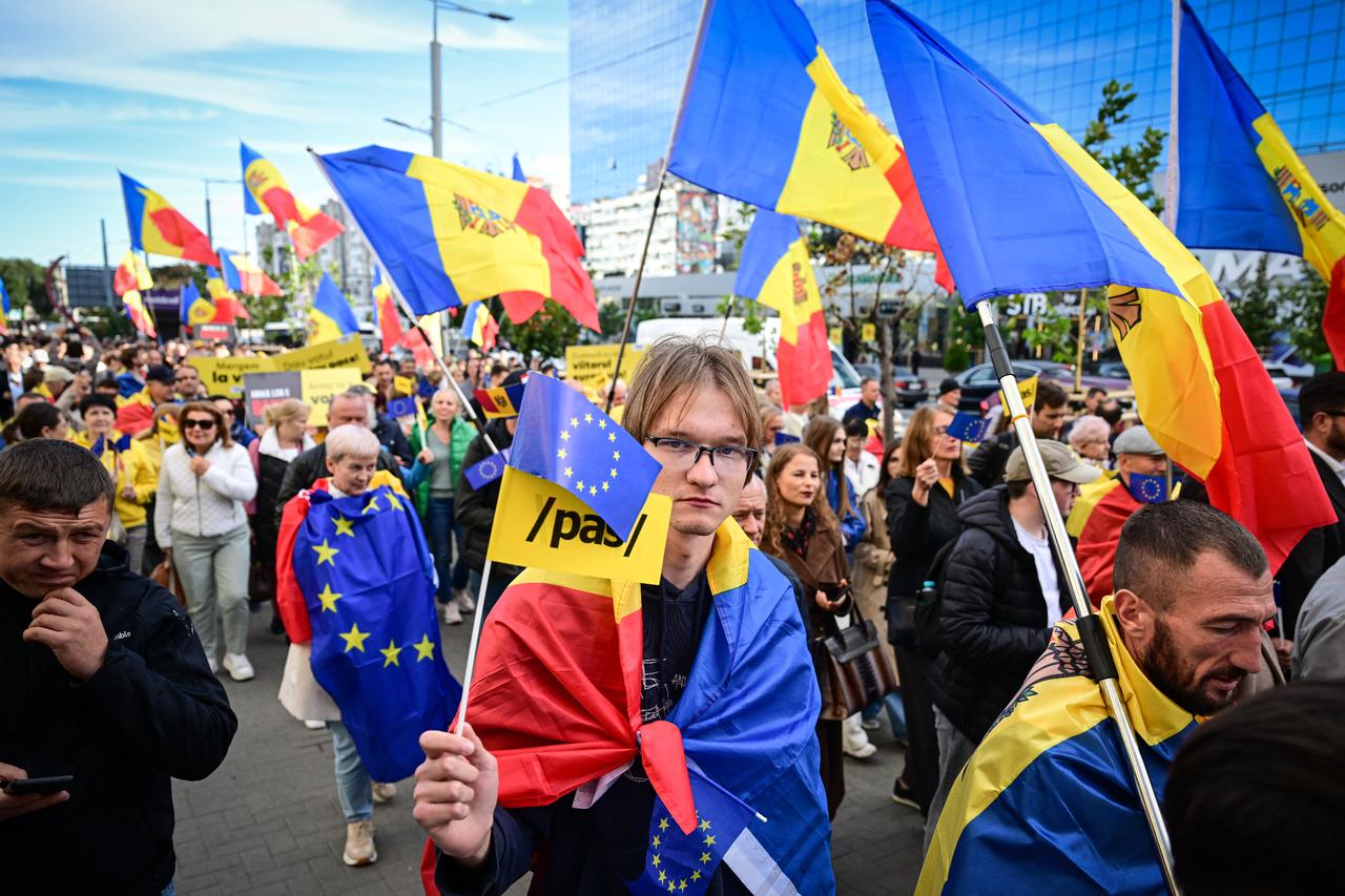 Supporters of Action and Solidarity Party PAS attend a rally of Action and Solidarity Party PAS ahead of parliamentary elections in Chisinau on Sept. 26, 2025. (AFP Photo)