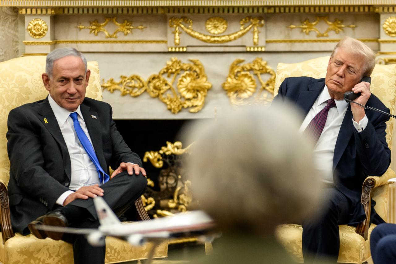 Trump hosts a trilateral phone call with Prime Minister Benjamin Netanyahu of Israel and Prime Minister Mohammed bin Abdulrahman bin Jassim Al Thani of Qatar in the Oval Office on Sept. 29, 2025. (Photo via White House)