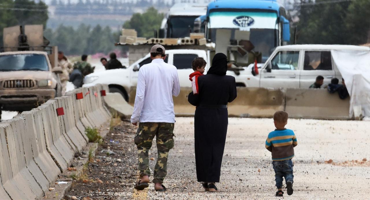 Opposition fighters and their family members evacuated from the towns of Yalda, Babila, and Beit Saham, south of Syria's capital Jarabulus, May 8, 2018. (AFP Photo)