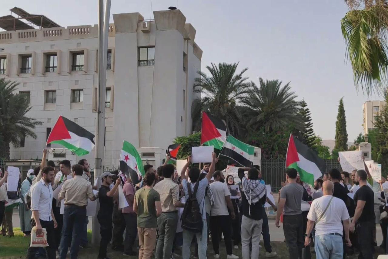 A Number Of Palestinians And Syrians Gathered In Front Of The Egyptian Embassy In Damascus , August 12, 2025, (AFP Photo )
