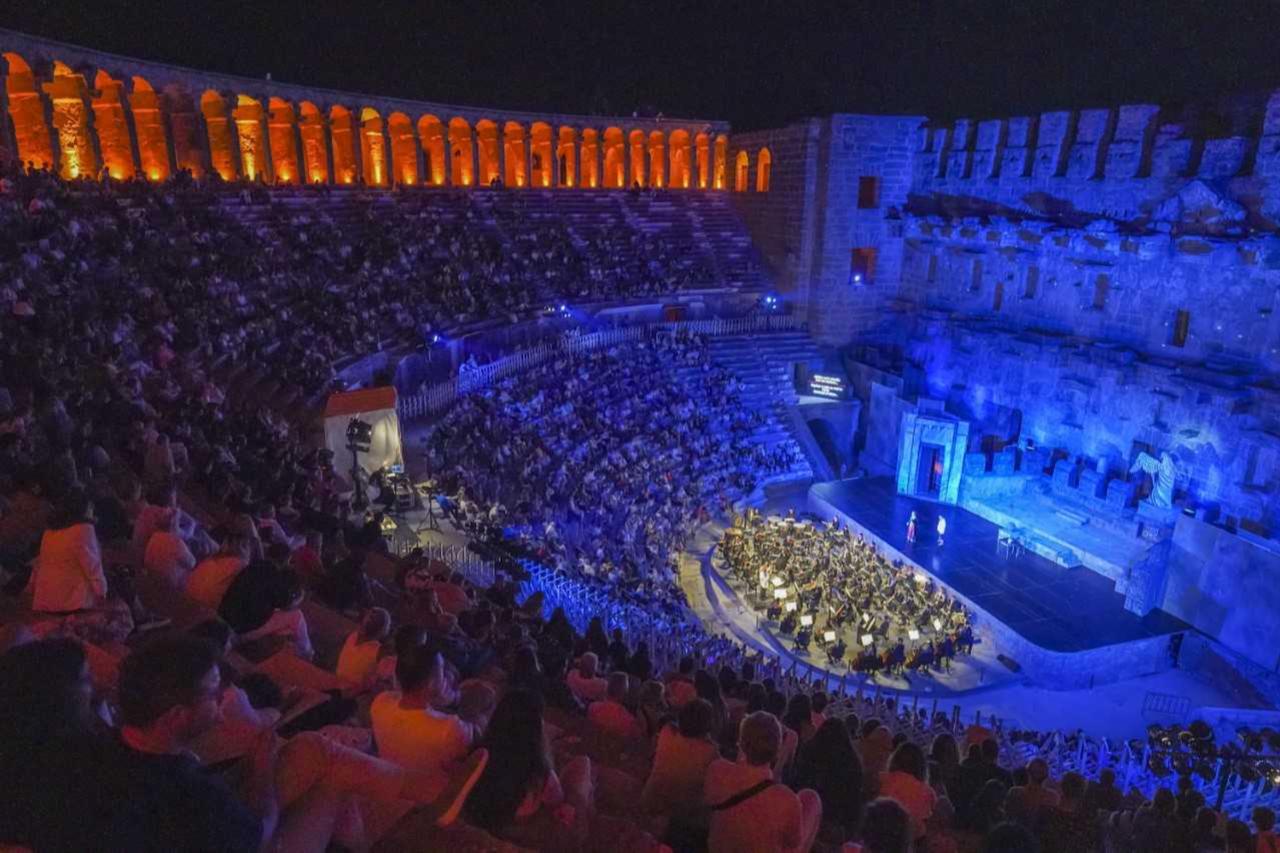 Audiences fill the ancient Roman amphitheater of Aspendos as Puccini’s Tosca is staged under the night sky during the International Aspendos Opera and Ballet Festival in Antalya, Türkiye. Sept. 28, 2025. (AA Photo)