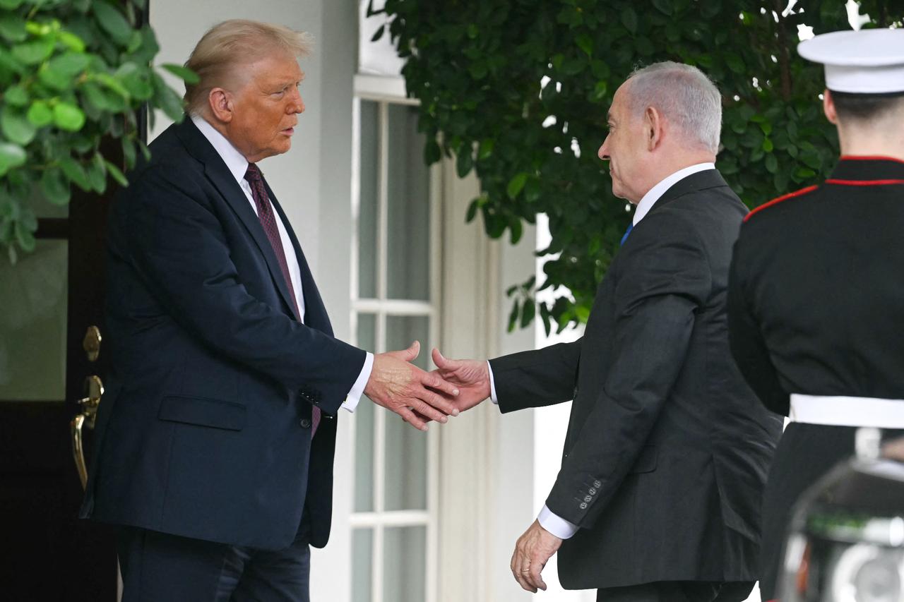 US President Donald Trump greets Israeli Prime Minister Benjamin Netanyahu as he arrives at the West Wing of the White House in Washington, DC on Sep. 29, 2025. (AFP Photo)