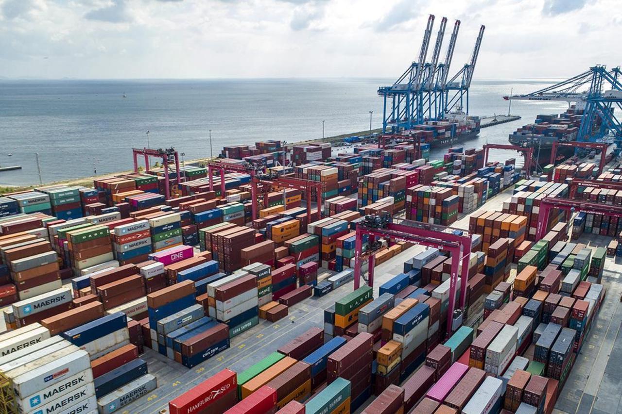 File photo shows a Turkish port packed with containers. (AA Photo)