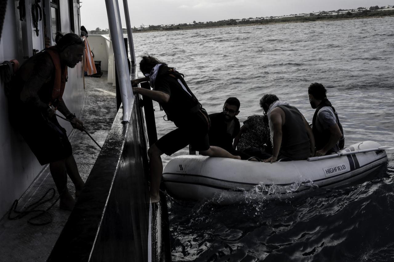Global Sumud filosunun amiral gemisi olan gönüllülerin mürettebatı, 'Aile' adlı gemi, 18 Eylül 2025'te Sicilya, İtalya'daki Porto Palo Körfezi'ndeki gemi çapaları olarak günlük yaşamlarına devam ediyor. (AA Photo).