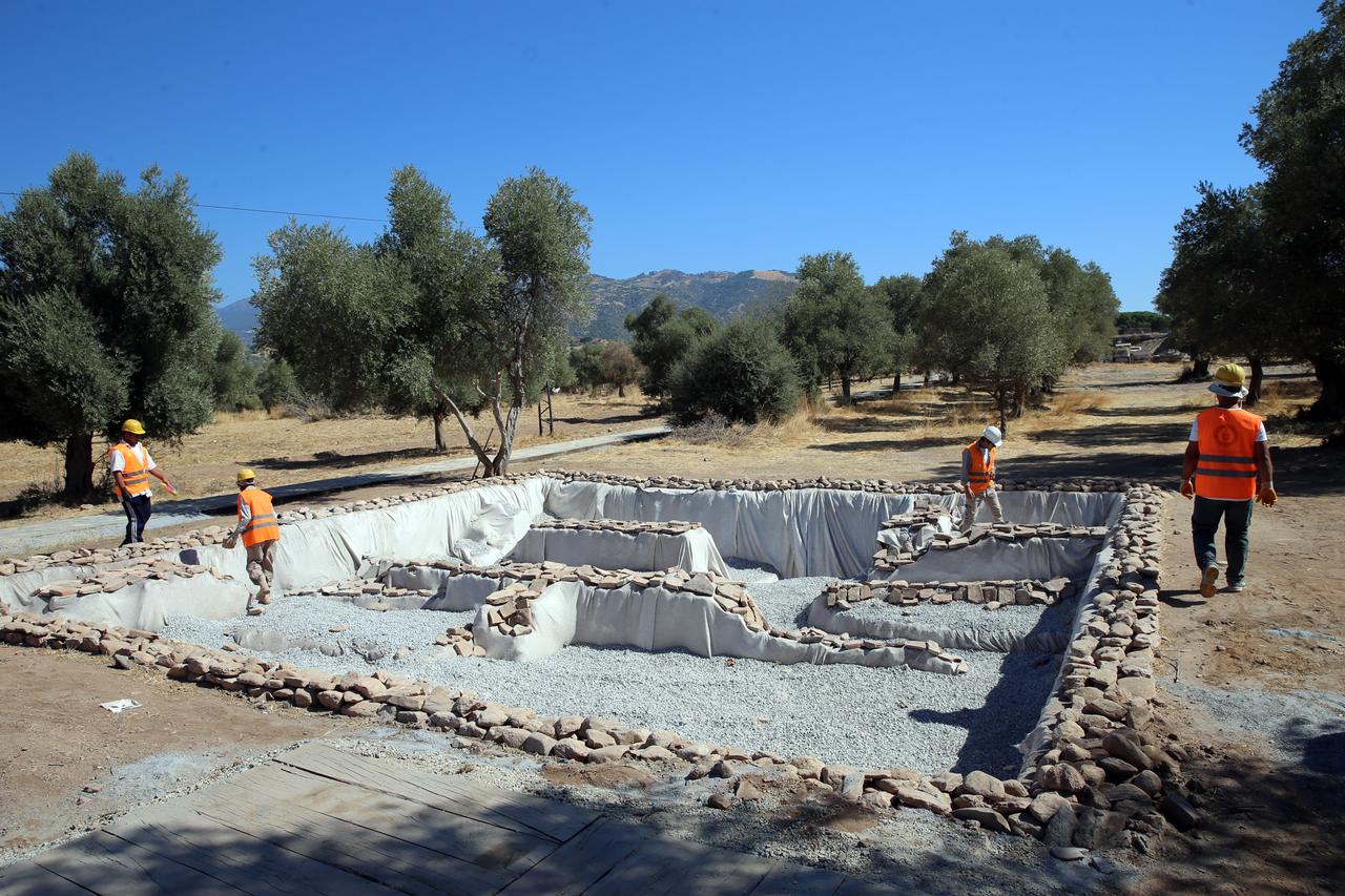 Archaeologists work on the remains of a Roman-era villa in the ancient city of Tralleis, Aydin, Türkiye, Sept. 28, 2025. (AA Photo)
