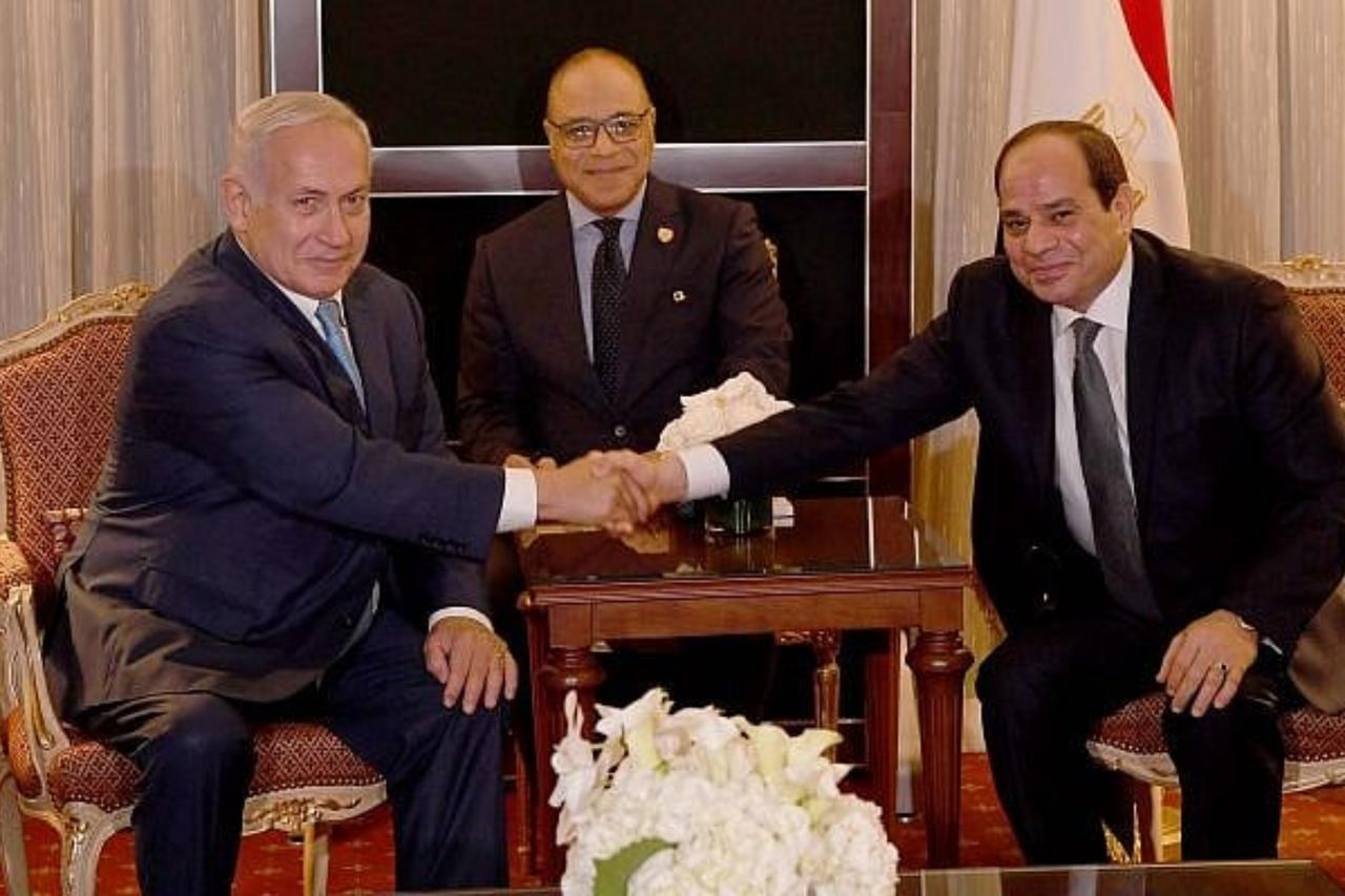 Prime Minister Benjamin Netanyahu (left) with Egyptian President Abdel-Fattah el-Sissi (right) on the sidelines of the UN General Assembly in New York on September 27, 2018. (Avi Ohayon / PMO)