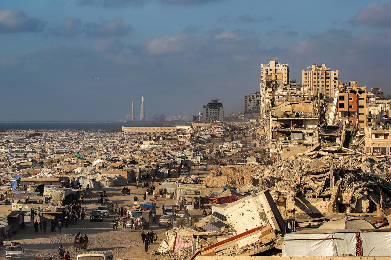 Displaced people's tents erected along the waterfront in Gaza City are pictured near sunset on September 2, 2025. (AFP Photo)