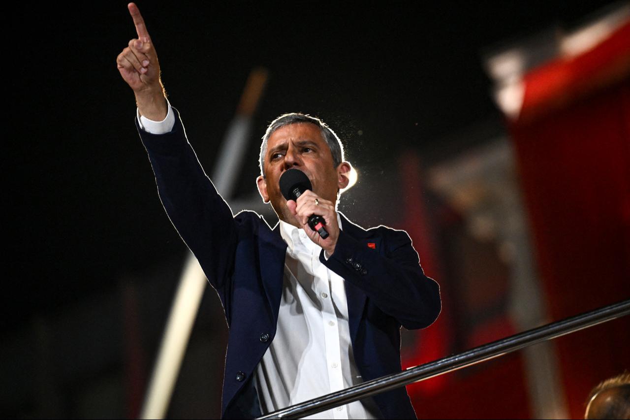 Leader of Republican People's Party (CHP) Ozgur Ozel delivers a speech during a rally outside the Beyoglu municipality town hall in Istanbul, August 27, 2025. (AFP Photo)