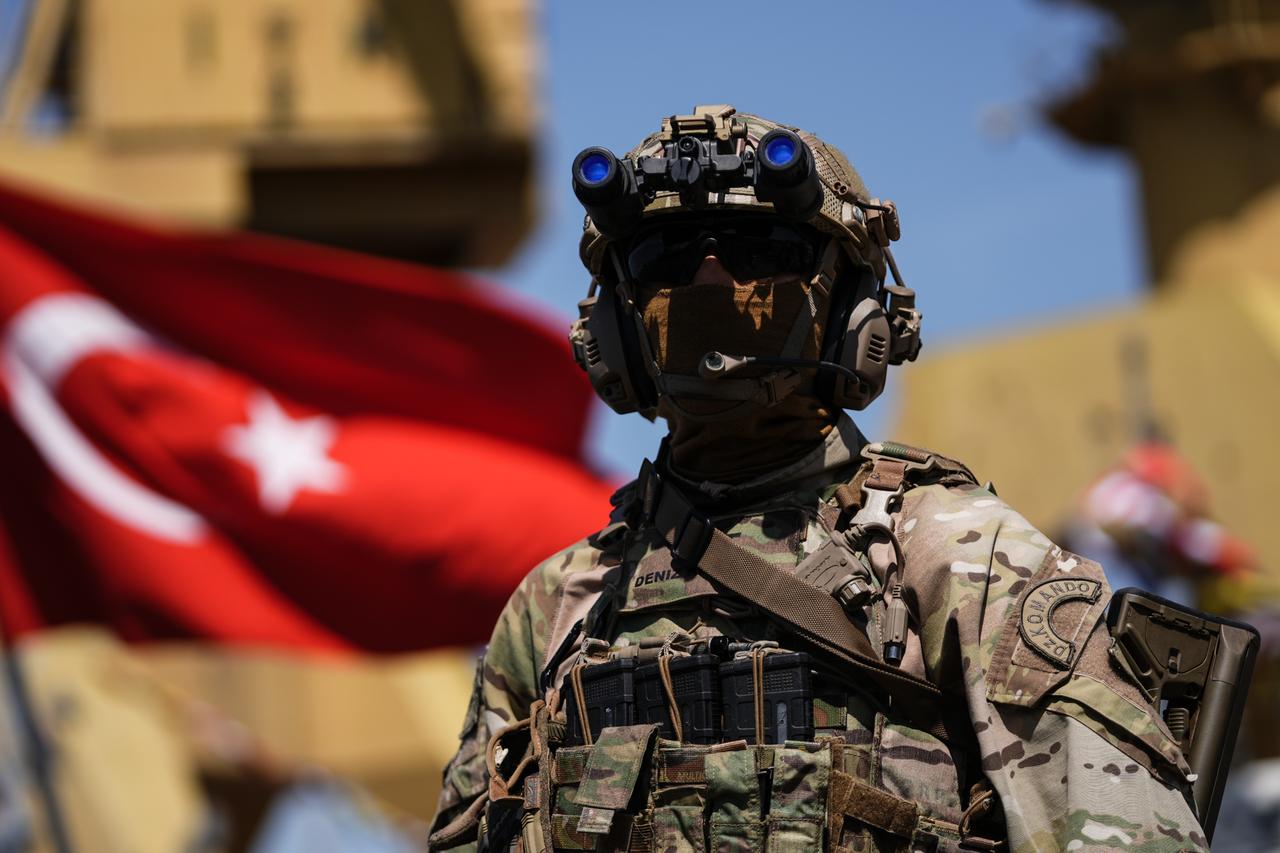 Turkish Underwater Offense (SAT) and Underwater Defense Group (SAS) Commands perform a demonstration at Istanbul Shipyard Command in Istanbul, Türkiye, August 31, 2025. (AA Photo)