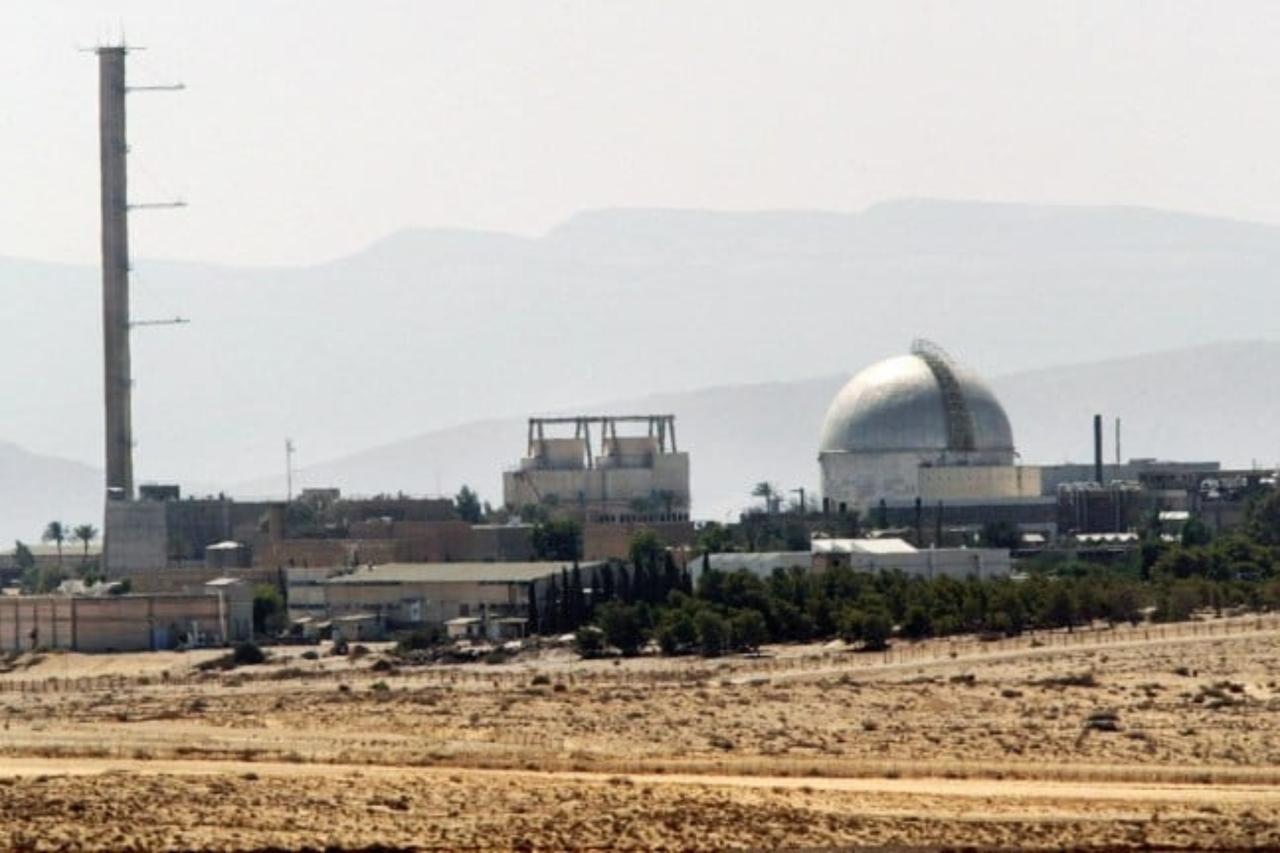 A partial view of the Dimona nuclear power plant in the southern Israeli Negev desert, September 8, 2002. (AFP Photo)