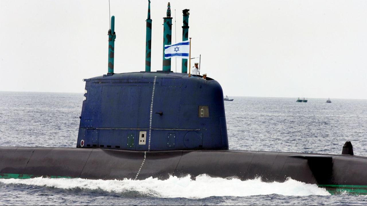 Israeli submarine "Dolphin" sails along the Mediterranean Sea near the coastal city of Tel Aviv during special naval maneuvers, May 5, 2008. (AFP Photo)