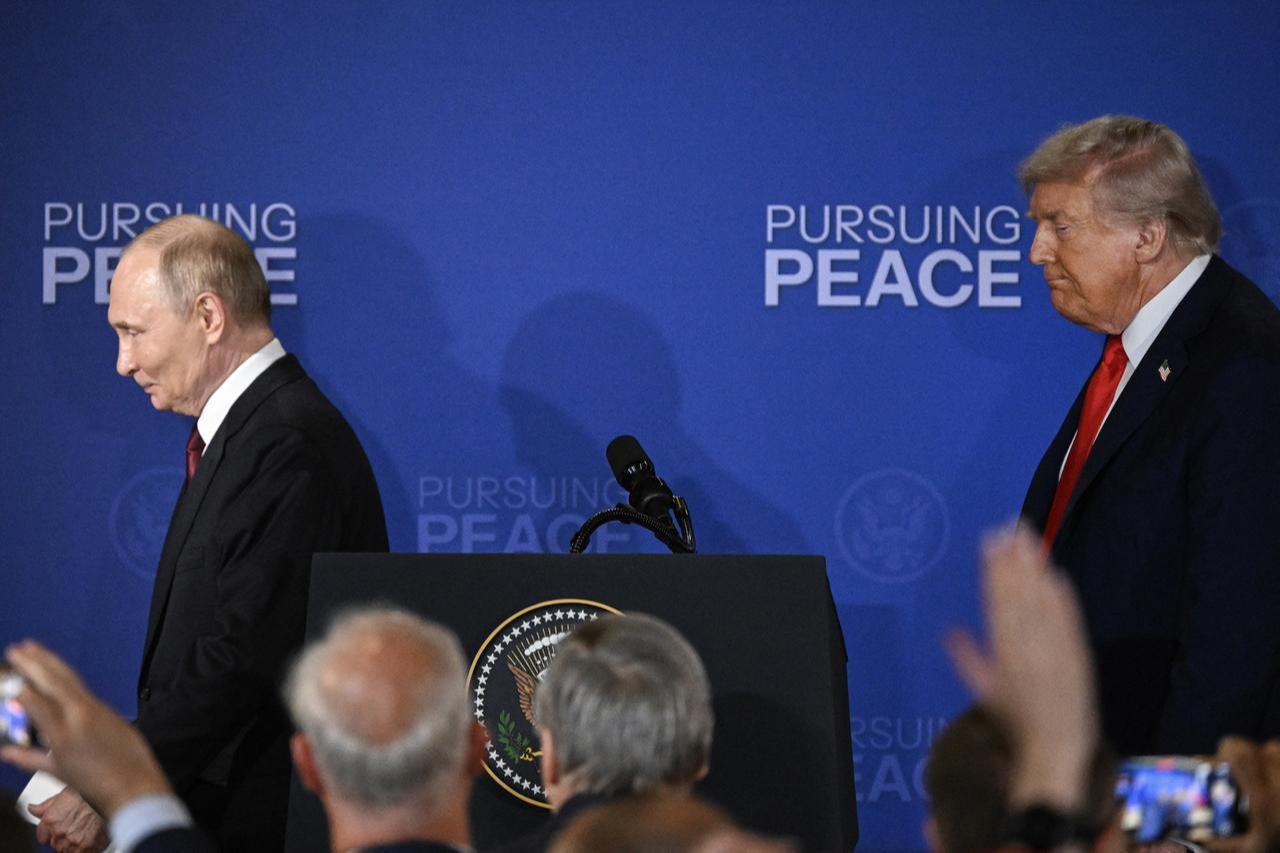 U.S. President Donald Trump (R) and Russian President Vladimir Putin walk away after delivering a joint press conference after participating in a US-Russia summit on Ukraine at Joint Base Elmendorf-Richardson in Anchorage, Alaska, on Aug. 15, 2025. (AFP Photo)