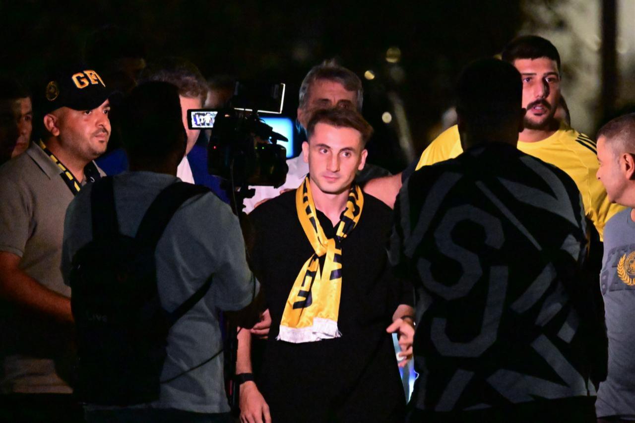 Turkish football player Kerem Akturkoglu arrives for his transfer to Fenerbahce, in Istanbul, Türkiye, Aug. 31, 2025. (AA Photo)