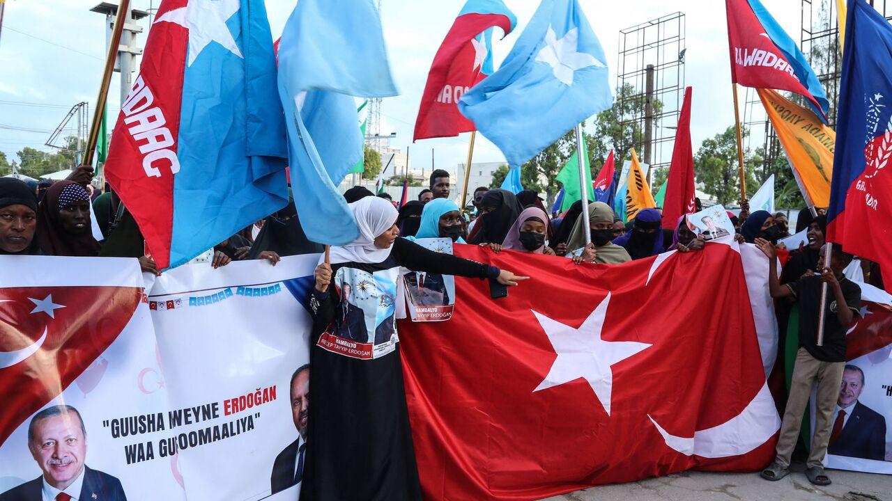 Somalis celebrate the victory of President Recep Tayyip Erdogan after he won the presidential run-off election in Mogadishu, May 29, 2023. (AFP Photo)