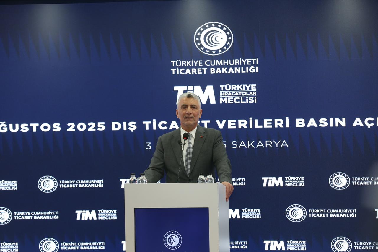 Türkiye’s Trade Minister Omer Bolat delivers a presentation on the country’s August 2025 foreign trade figures during a press conference in Sakarya, Türkiye, September 3, 2025. (AA Photo)