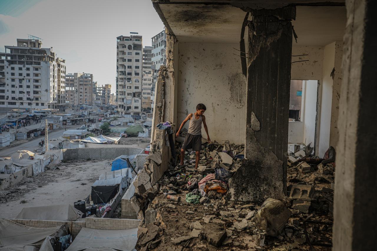 Palestinians inspect the scale of destruction following the Israeli attack on a house belonging to the El Mabhouh family in Gaza City, Gaza on September 3, 2025. (AA Photo)