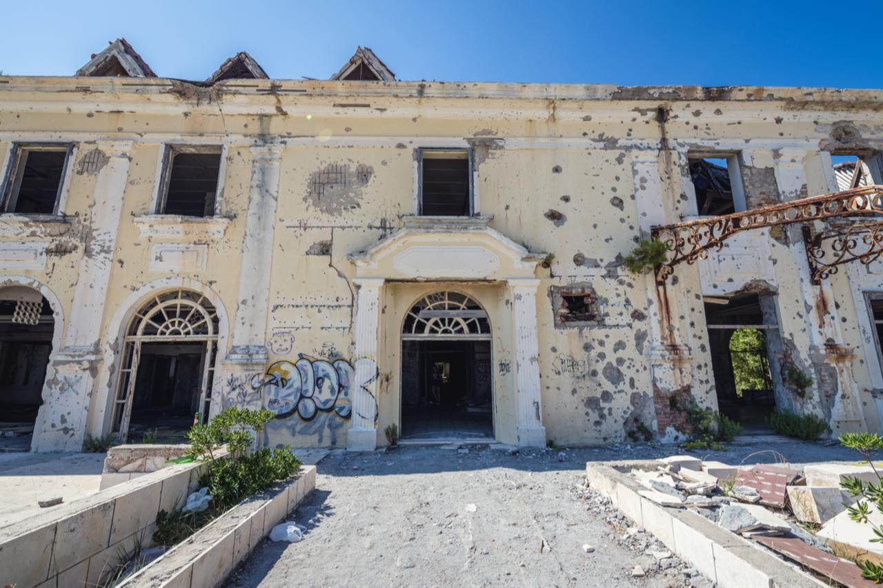 The Grand Hotel in the so-called Bay of Abandoned Hotels in Kupari, Croatia, stands as a haunting reminder of the region’s turbulent past and the impact of war on once-thriving tourist destinations. (Adobe Stock Photo/ Fotokon - stock.adobe.com)