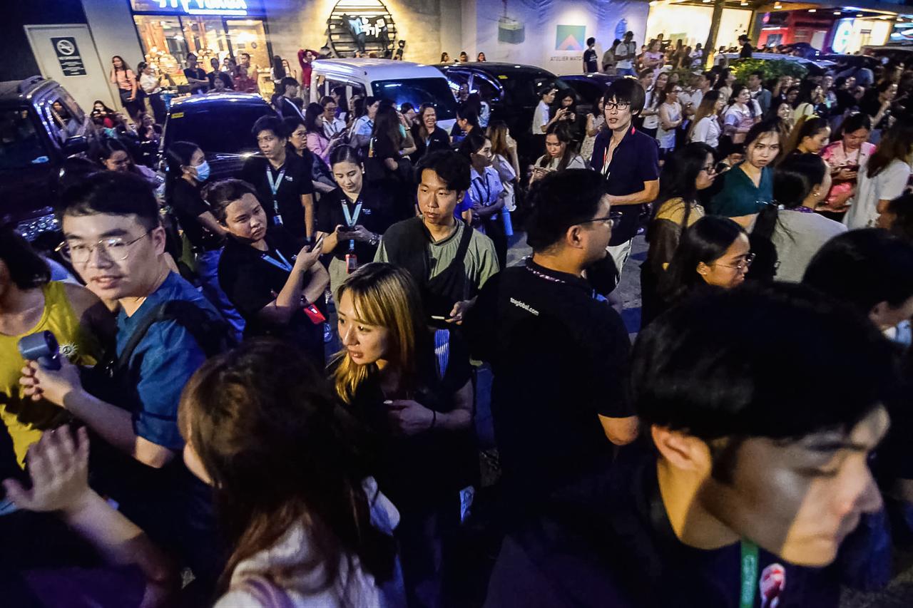 Call center employees gather outside their office building after earthquake tremors at Cebu in central Philippines, Sept. 30, 2025. (AFP Photo)