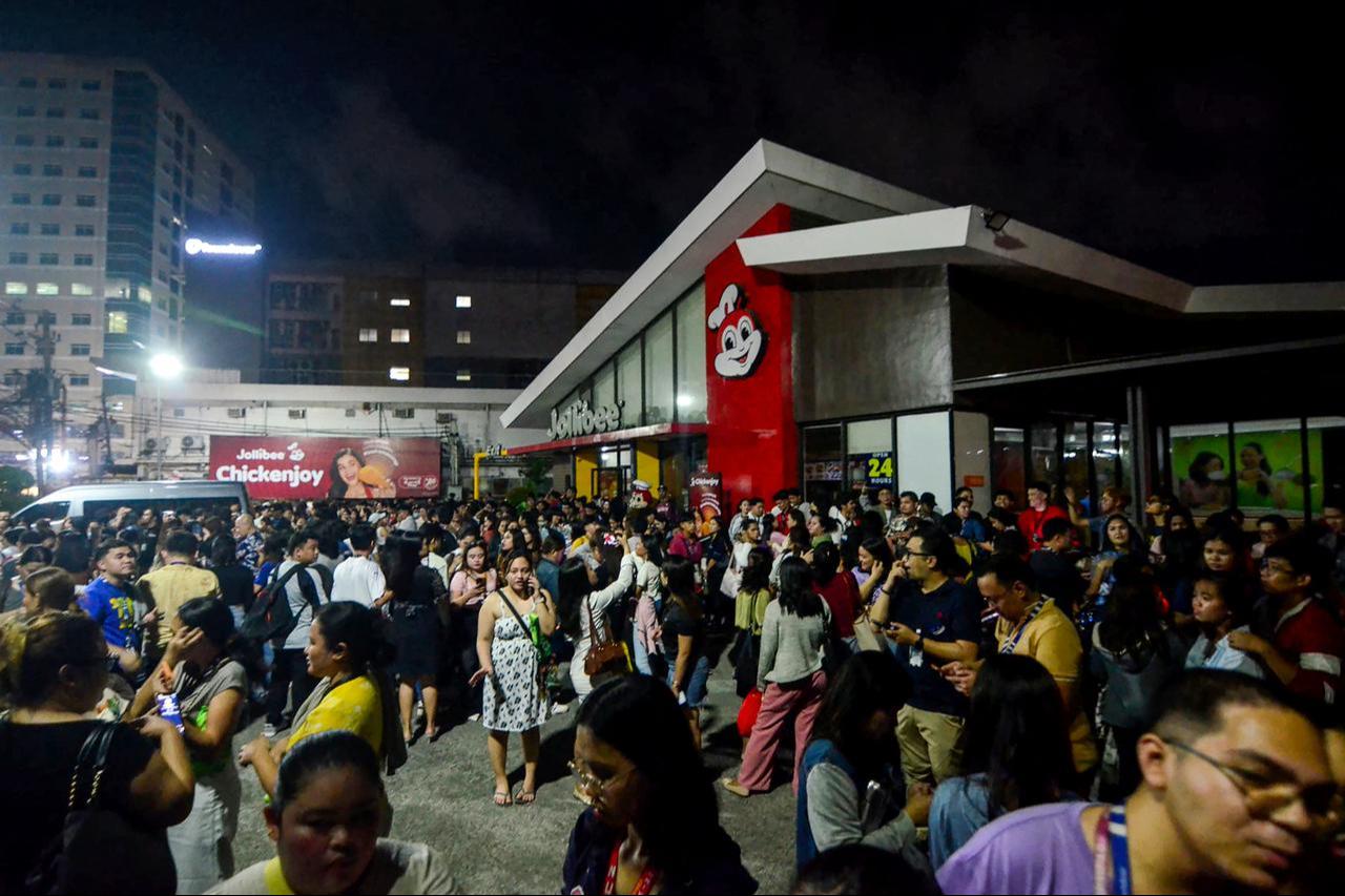 People gather on a street after earthquake tremors in Cebu, central Philippines, on September 30, 2025. (AFP Photo)