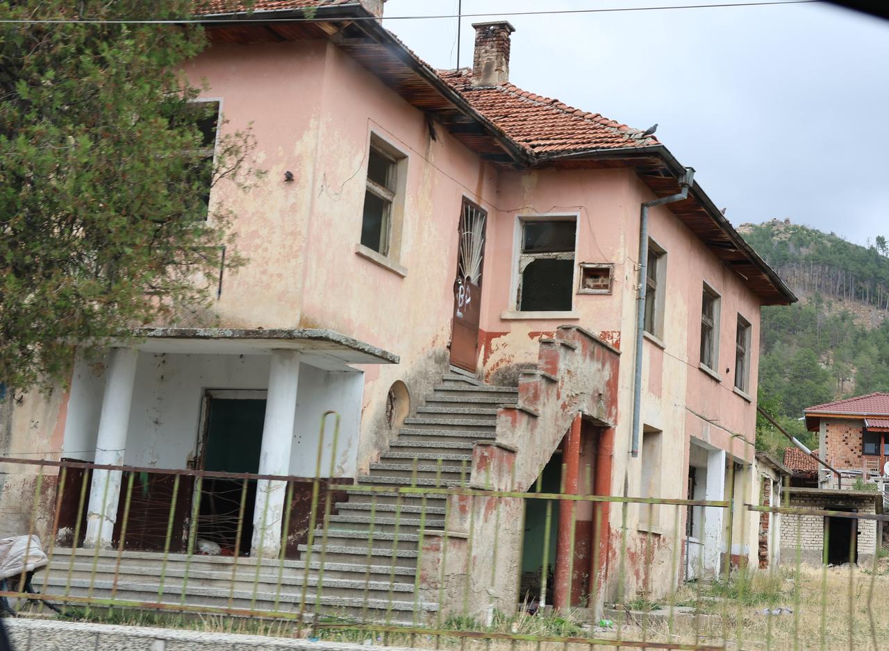 An abandoned veterinary clinic in Bulgaria, left empty as the local population continues to decline. (Photo via Türkiye Today team)