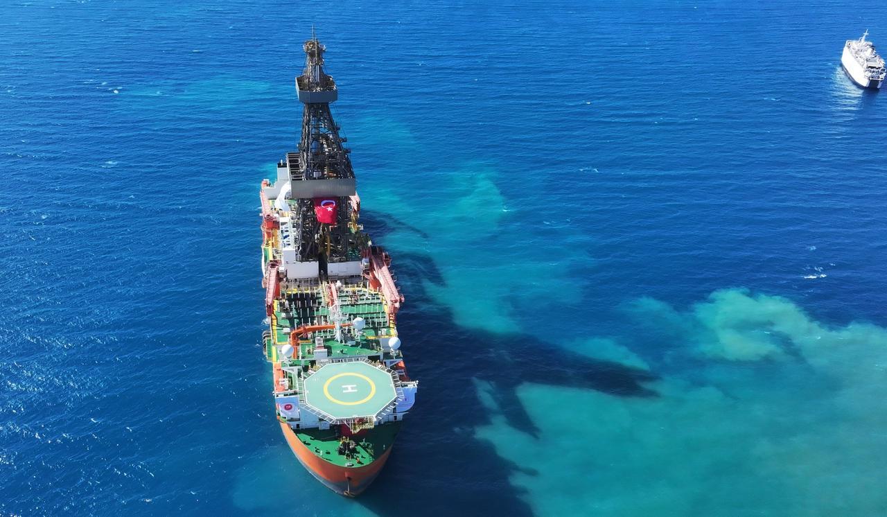 Türkiye'nin yeni ultra derin su sondaj gemisi, Mersin'in Akdeniz operasyonları için Tasucu limanına gelir ve Türkiye'nin enerji filosuna katılır. (AA fotoğrafı)