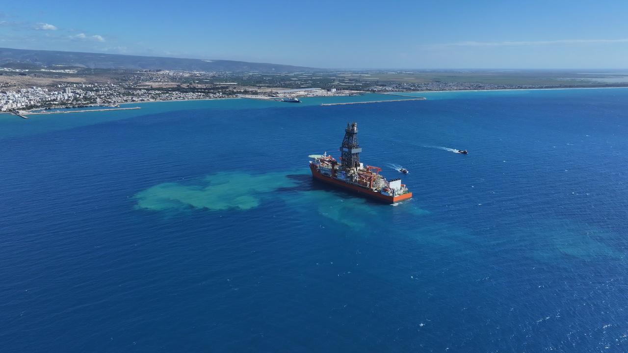 Türkiye'nin yeni ultra derin su sondaj gemisi, Mersin'in Akdeniz operasyonları için Tasucu limanına gelir ve Türkiye'nin enerji filosuna katılır. (AA fotoğrafı)
